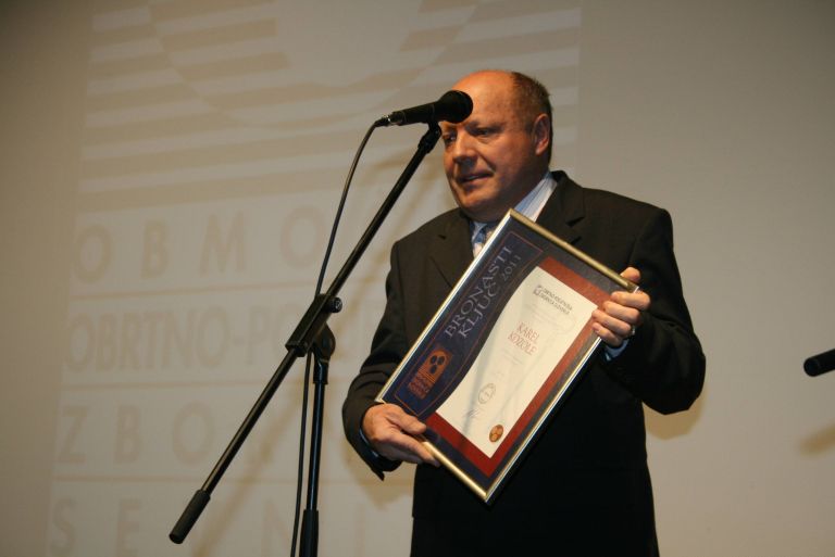 bronasti_kljuc_obrtno_podjetiniske_zbornice_slovenije_karlu_kozoletu.jpg