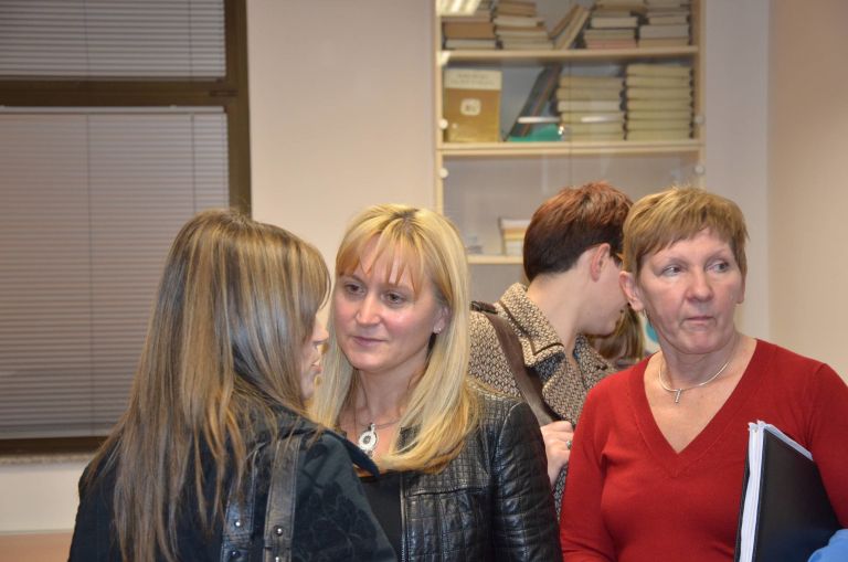 direktorica_zd_sevnica_vladimira_tom__i___v_debati_s_sodelavkami_.jpg