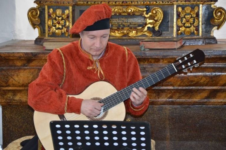 pa_zoran_kosir_je_zaigral_in_navdusil_v_grajski_kapeli.jpg
