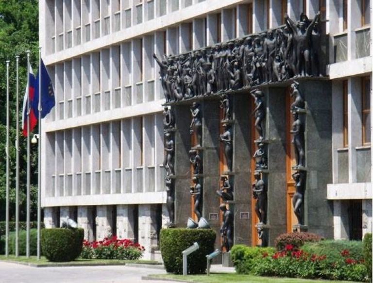 parlament.jpg