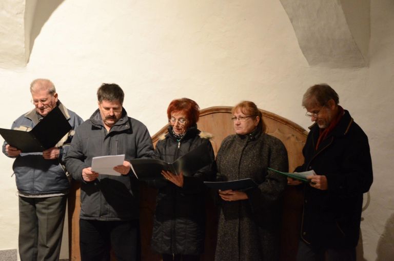 _lani_literarne_sekcije_beseda_iz_dobove_med_recitalom_v_grajski_kapeli.jpg
