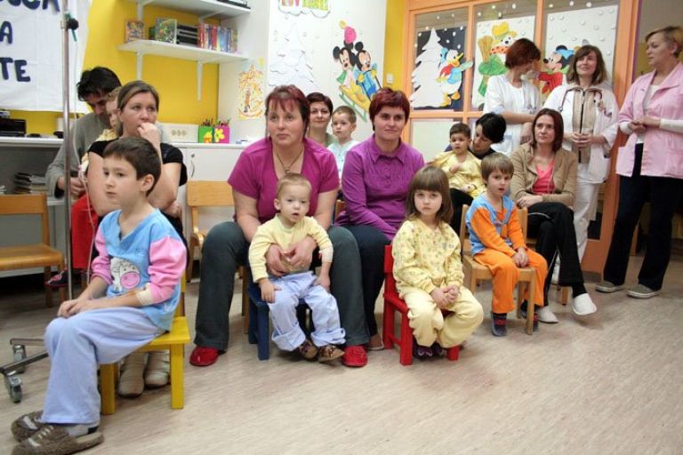 obdaritev_mojca_otroski_oddelek_sbmn_02.jpg
