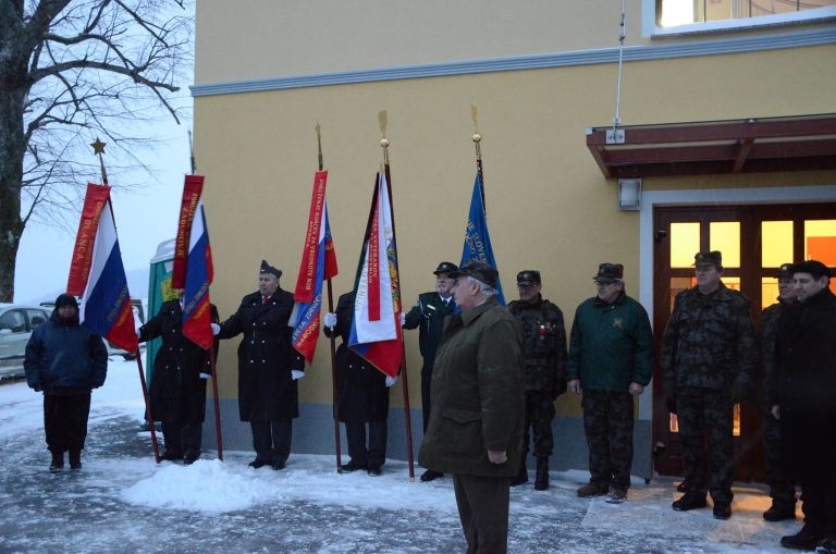 pozdrav_sevni__kih_borcev__veteranov_in___upana_pred_domom_krajanov_.jpg
