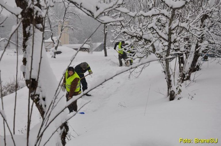 2012_02_12_kidanje_snega_pgd_gradac_01.jpg