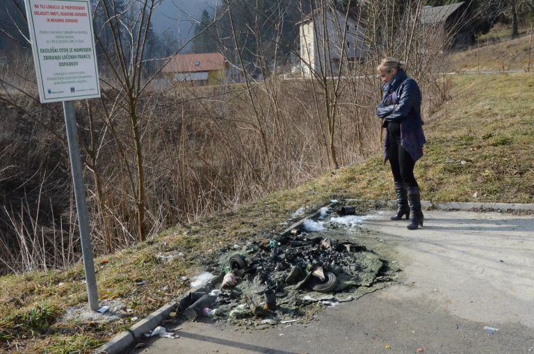 mojca_jazbin_ek_s_sevni_ke_komunale_si_je_pri_la_na_prizori__e_ekolo_kega_otoka_na_dro_anjski_c...