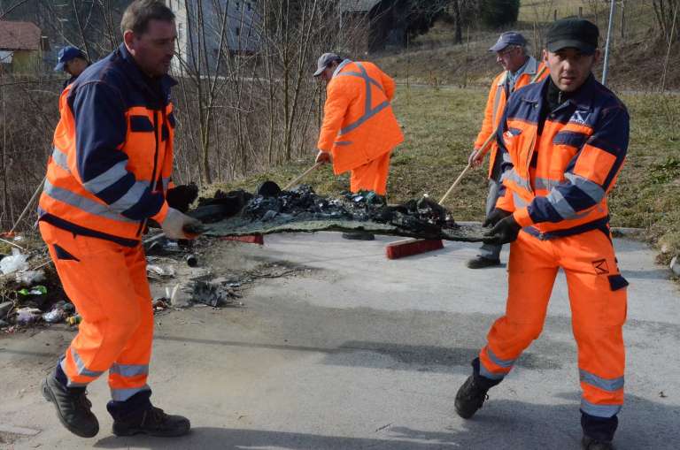 tole_je_ostalo_od_zabojnika_za_drobno_embala_o_.jpg