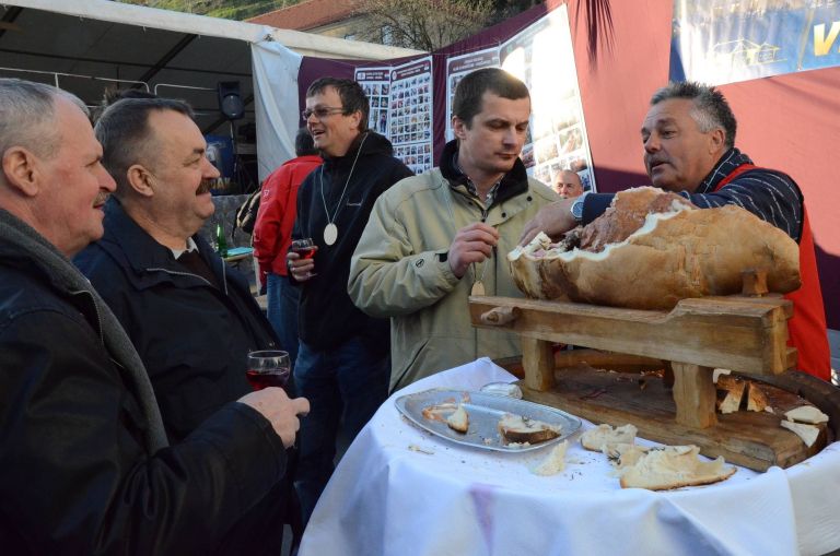 primorski_prjatelji_so_ponudili_sunko_s_testom_.jpg