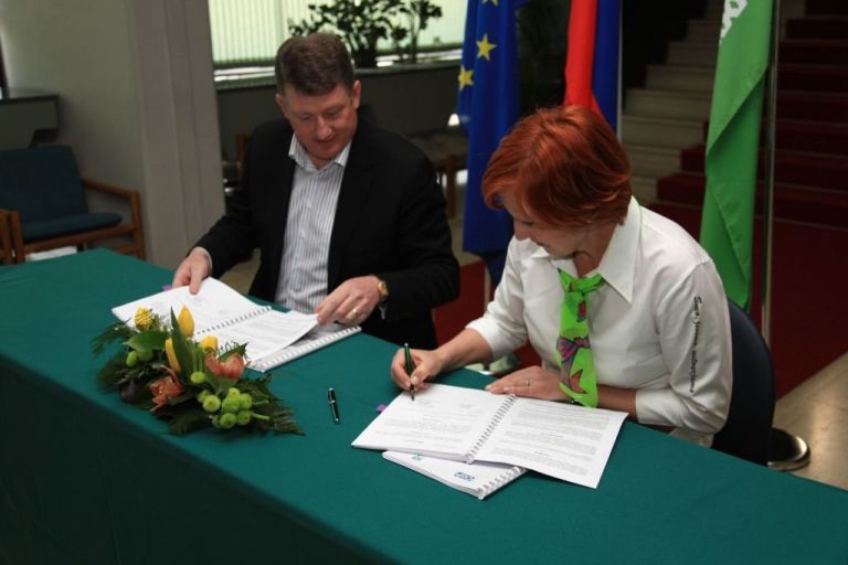 podpis_pogodbe_pezdirc_in_somrakova.jpg