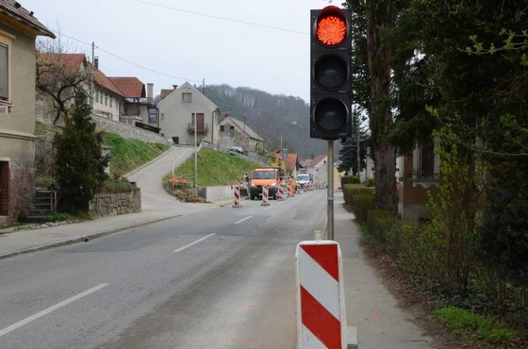 gradnje_obnavljajo_kvedrovo_cesto_v_v_sevnici001.jpg