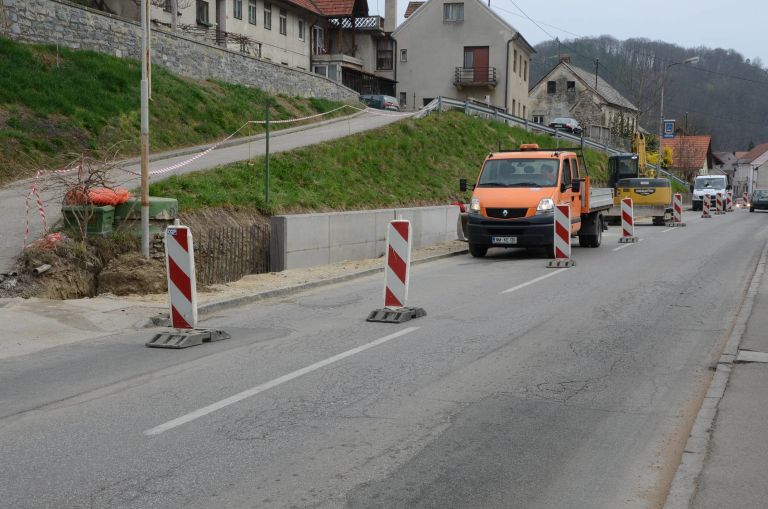 sprva_so_nameravali_zamenjati_le_del_opornega_zidu__zdaj_bo_v_celoti_nov_.jpg