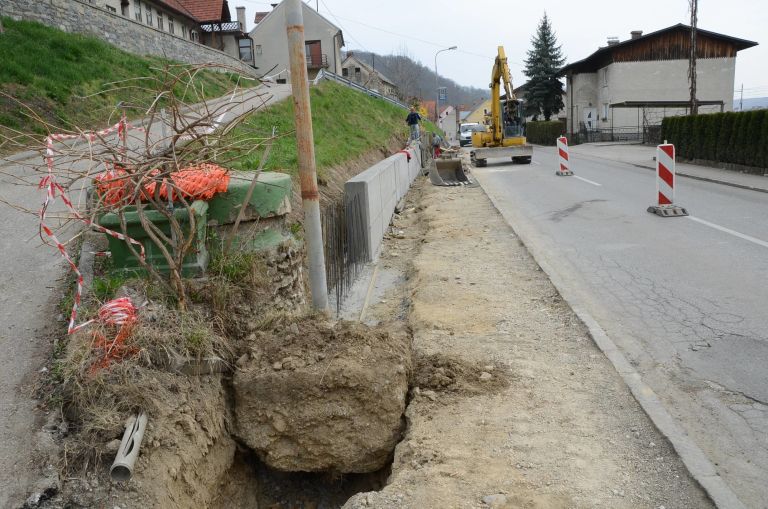 uli_na_svetilka_lebdi_.jpg