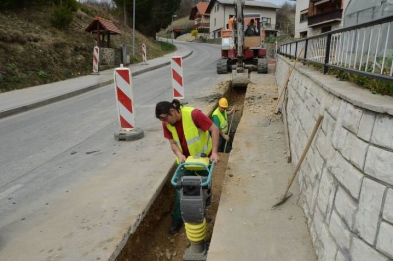 zve_ine_izkopane_jarke__po_kon_anem_delovniku_zasujejo.jpg
