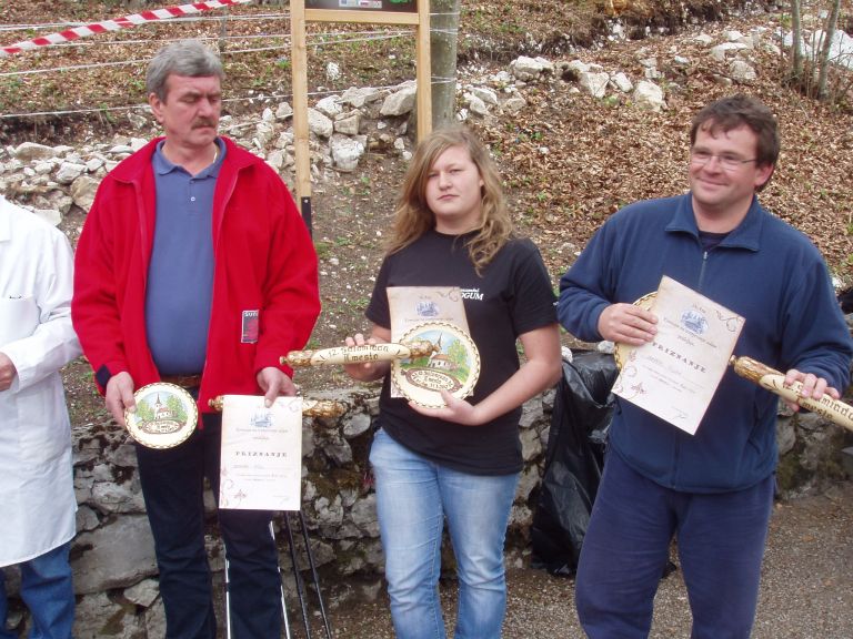 zmagovalec_bojan_ora__em_desno__druga_andreja_kri__man_v_sredini__tretji_boris_oberstar_levo.jp...