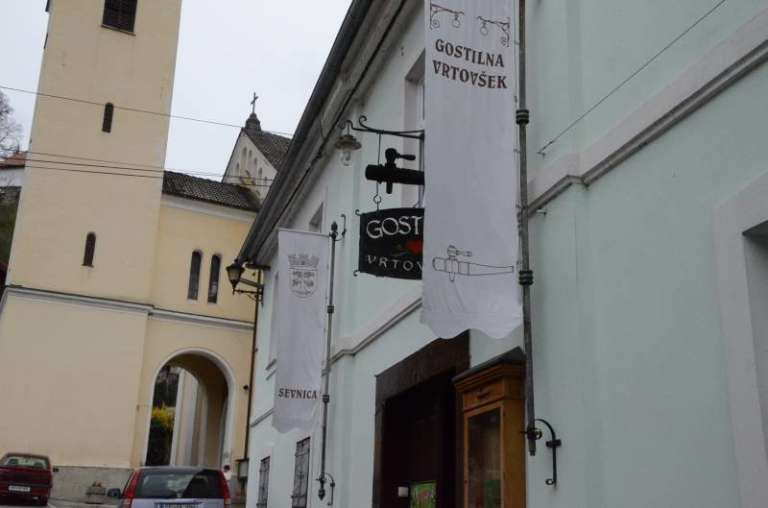 geodet_zadel_trikrat__kirurg_pa_dvakrat001.jpg