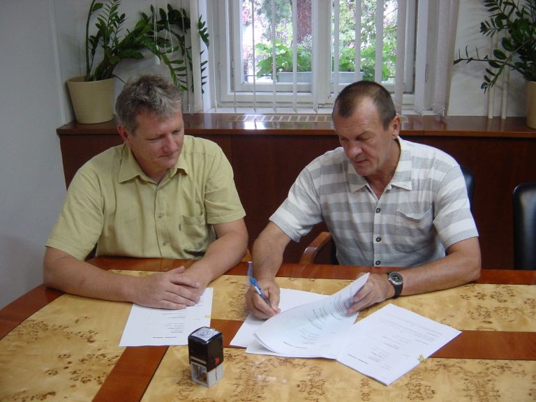 podpis_pogodbe_za_romska_naselja_julij_2012.jpg