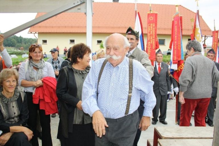 afz046.jpg