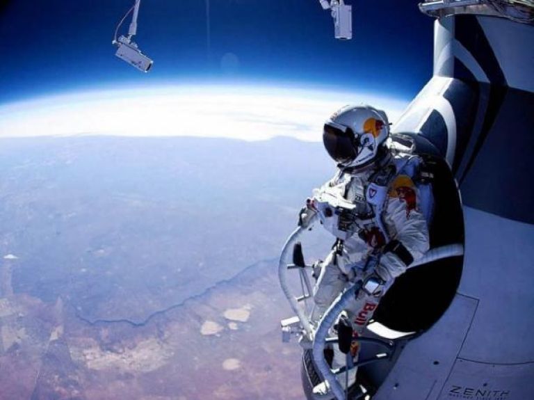 200715_171708_felixbaumgartnerstandinginhiscapsuleabouttodive640x480.jpg