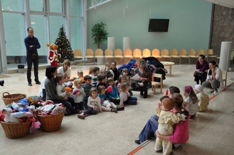 objemcki_in_otroci_v_avli_prediatricne_klinike_lj_obdarajanje_2011_foto_tatjanamagusa.jpg