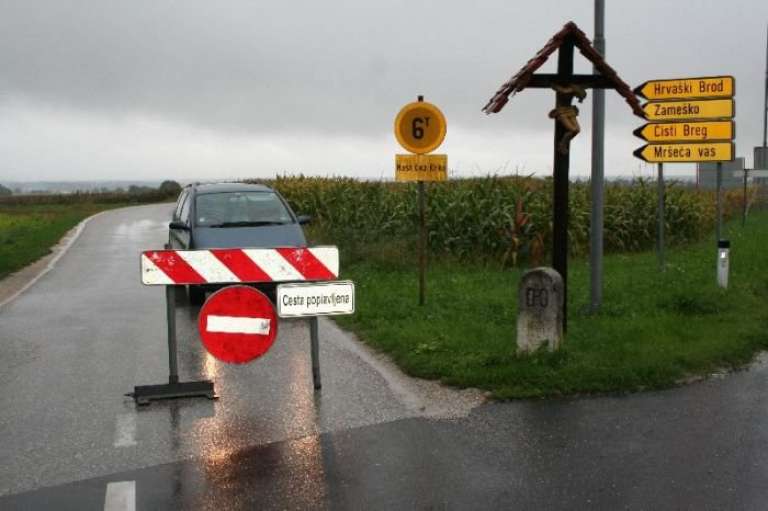 poplave_zapora_ceste.jpg