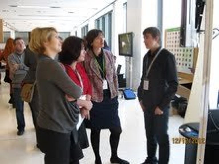 primoz_predstavlja_delo_organizatoricam_konference.jpg