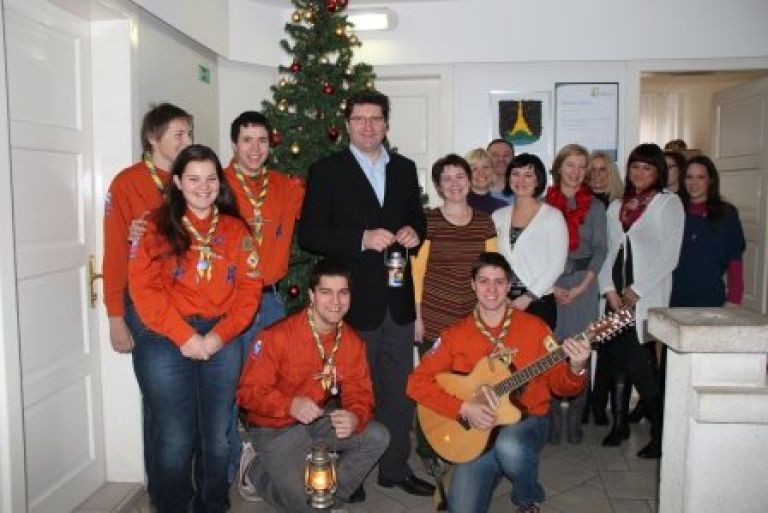 breziski_skavnti_prinesli_lucko_miru_na_obcino_brezice_07.jpg