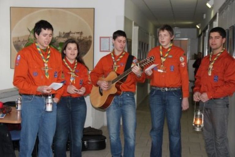breziski_skavnti_prinesli_lucko_miru_na_obcino_brezice_02.jpg