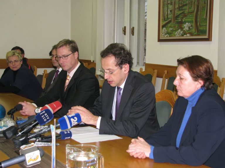 minister_turk_po_pozaru_srednje_sole_2_jan_2013.jpg
