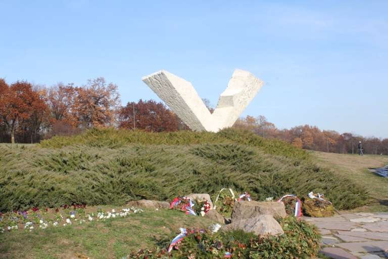 spomenik_kragujevac.jpg
