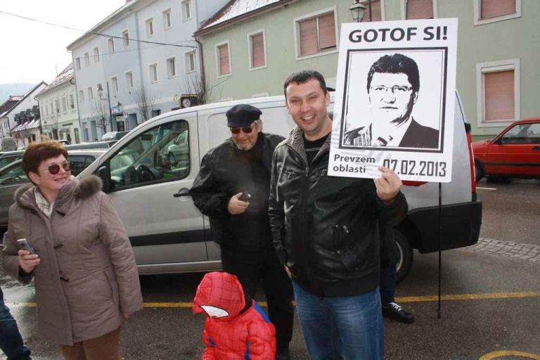 naslovn_robi_drzi_transparent.jpg