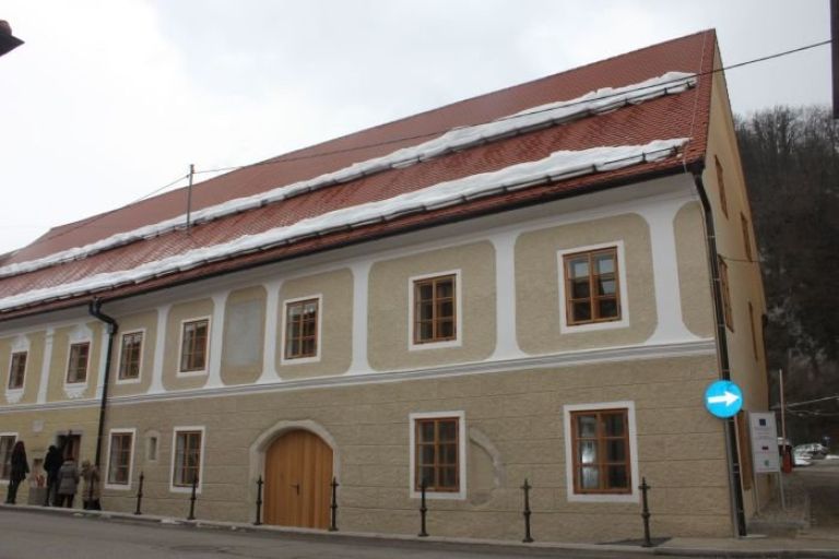 mencingerjeva_hisa.jpg