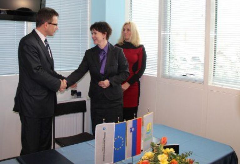 podpis_pogodbe_sofinanciranje_energetske_sanacije_brezice_2.jpg