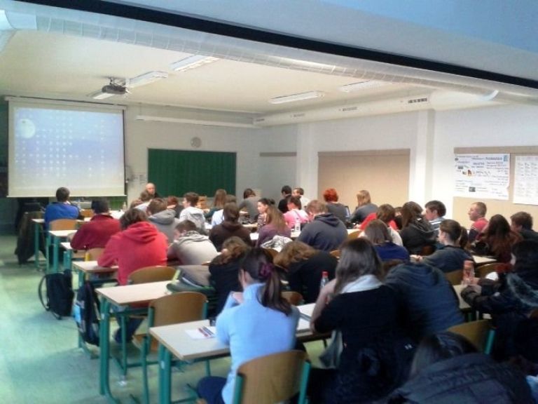ucenci_20med_20predavanjem_1_.jpg