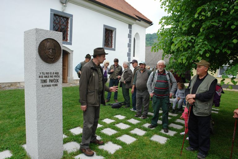 pri_spomeniku_pesniku__tonetu_pav__ku.jpg