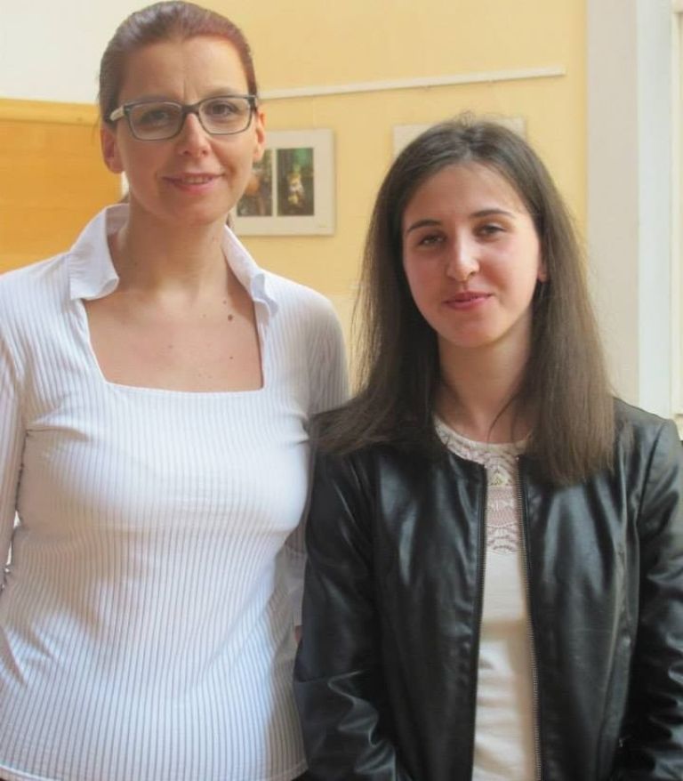 zlata_maturantka_z_vsemi_to__kami_in_ravnateljica_mojca_luk__i__.jpg