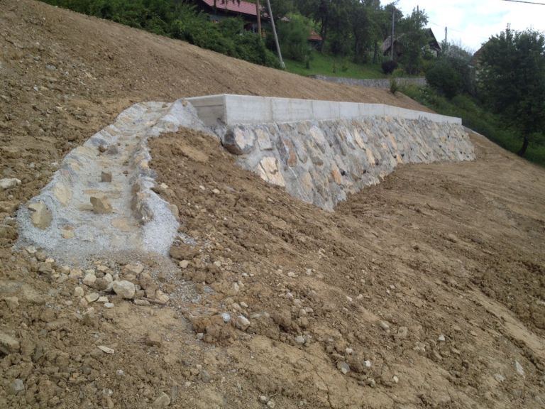 oporni_zid_pod_cesto_skozi_zaselek_kremen__jul_2014.jpg