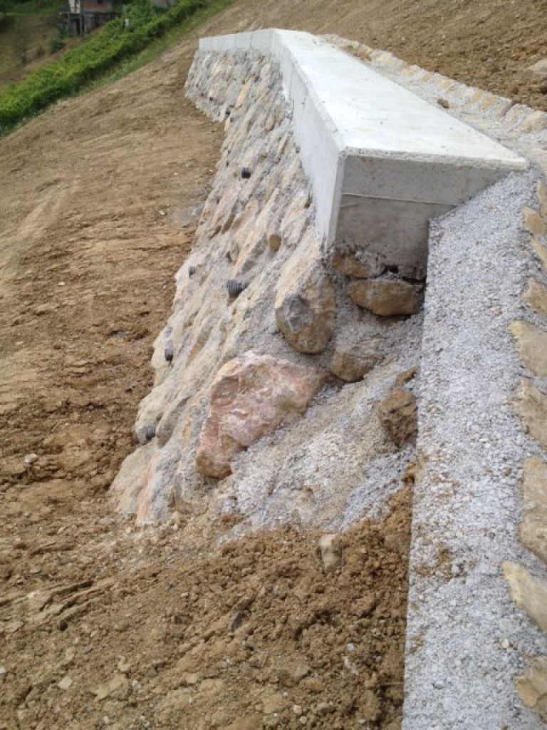 oporni_zid_pod_cesto_skozi_zaselek_kremen__1___jul_2014.jpg