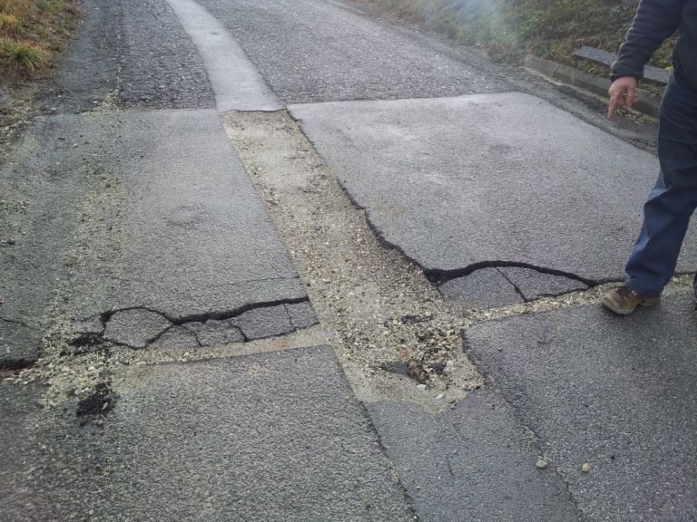 tako_izgleda_na_eni_od_cest_po_gradnji_optike.jpg