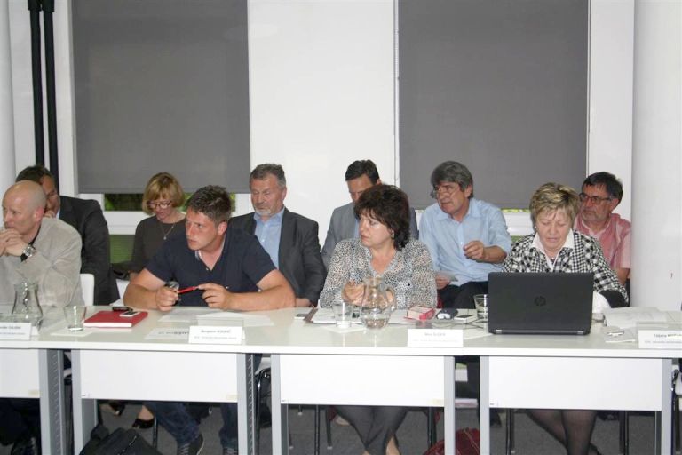 naslovnhgfuifgruijbfjr3unf_000.jpg