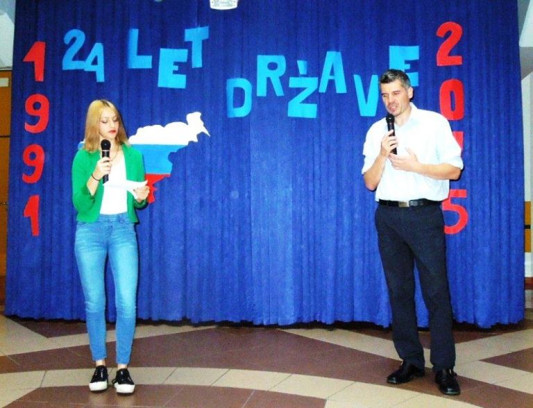 dijakinja_kaja_setinc_in_profesor_boris_ambroz_med_intervjujem_o_nastanku_slovenske_drzave.jpg