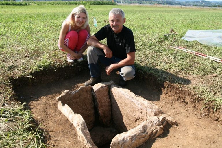 najditelj_alojz_bogolin_in_njegova_hci_ob_najdbi.jpg