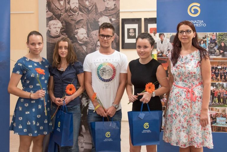 zlati_maturanti_z_ravnateljico_mojco_luksic.jpg