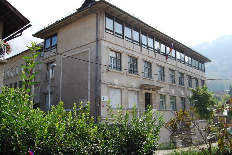 Hrastnik, šola Dol
