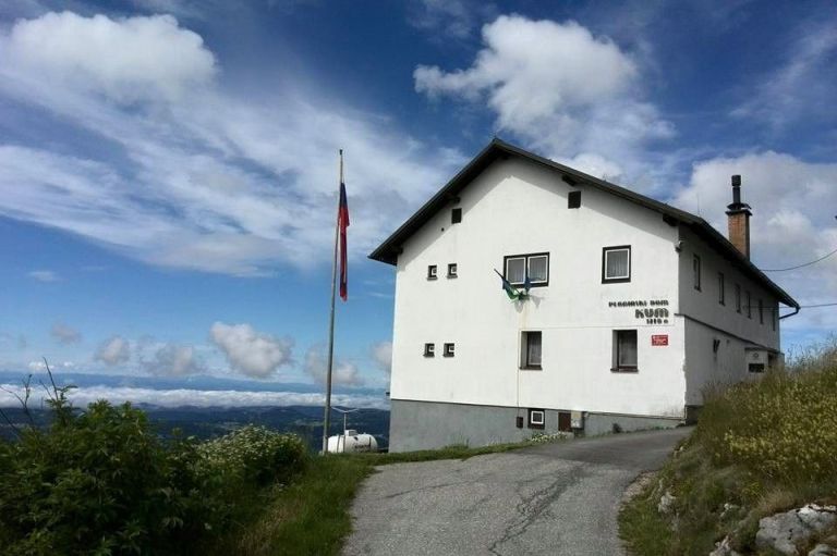 planinski_dom_na_kumu_foto_zoran_visnikar.jpg