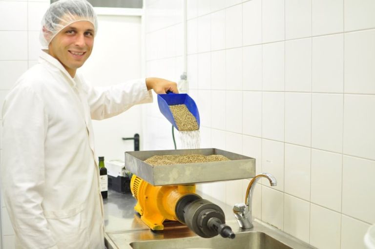 hemptouch_jernej_redek_tehtanje_semen_konoplje.jpg