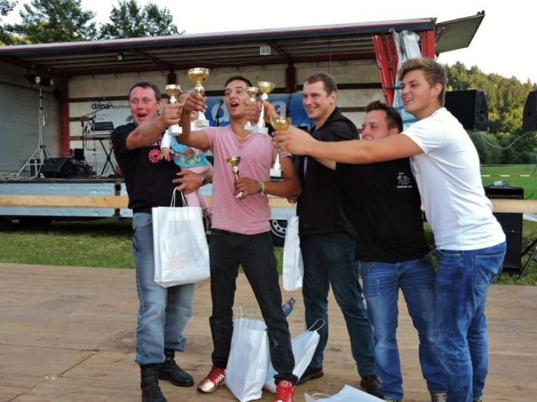 najbolj__i_trije_v_obeh_igrah_so_prejeli_pokale__eden_izmed_tekmovalcev_je_prejel_pokal_v_obeh_...