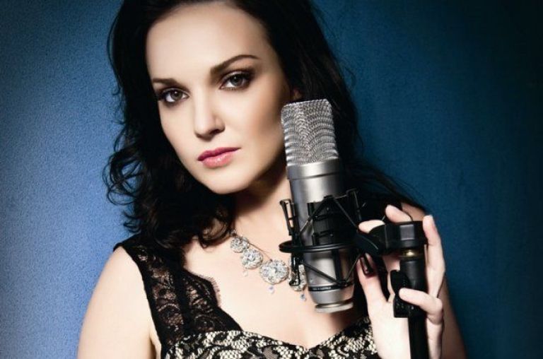 Alenka Gotar v prijetni družbi petih!