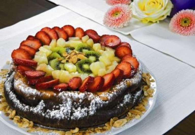 Velikonočna torta s svežim sadjem