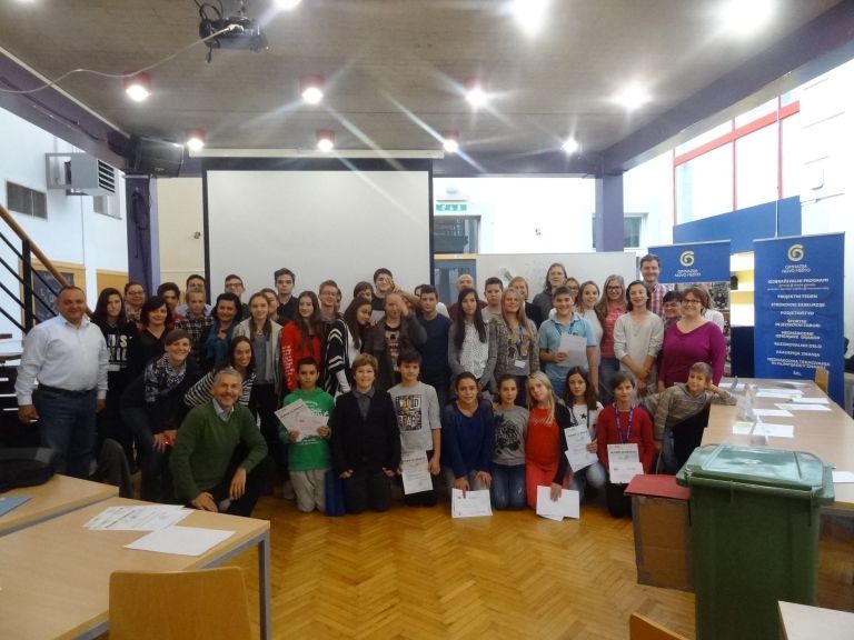 zmagovalne_ekipe_projekta_z_mentorji_in_komisijo__foto_lojze_bertoncelj.jpg