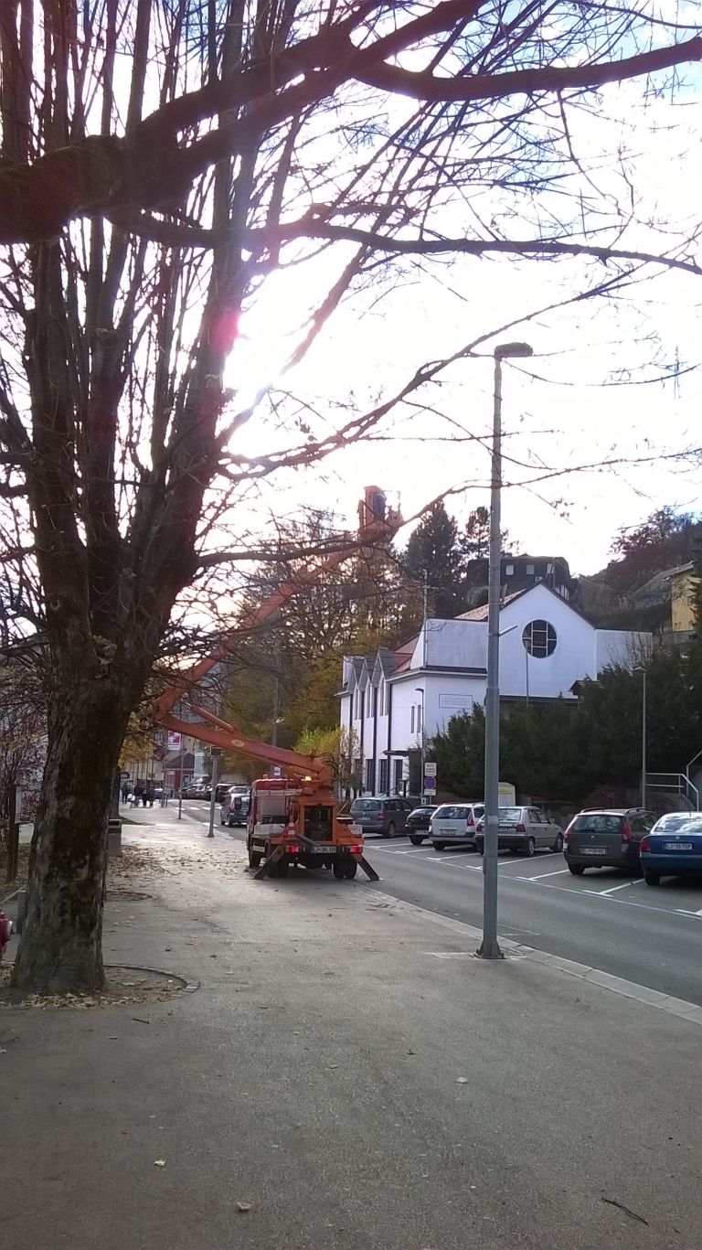 Trbovlje, nameščanje lučk .jpg