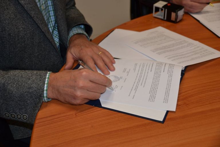 mirna__podpis_pogodbe___voda_selo_sajenice_27112015__1_.jpg